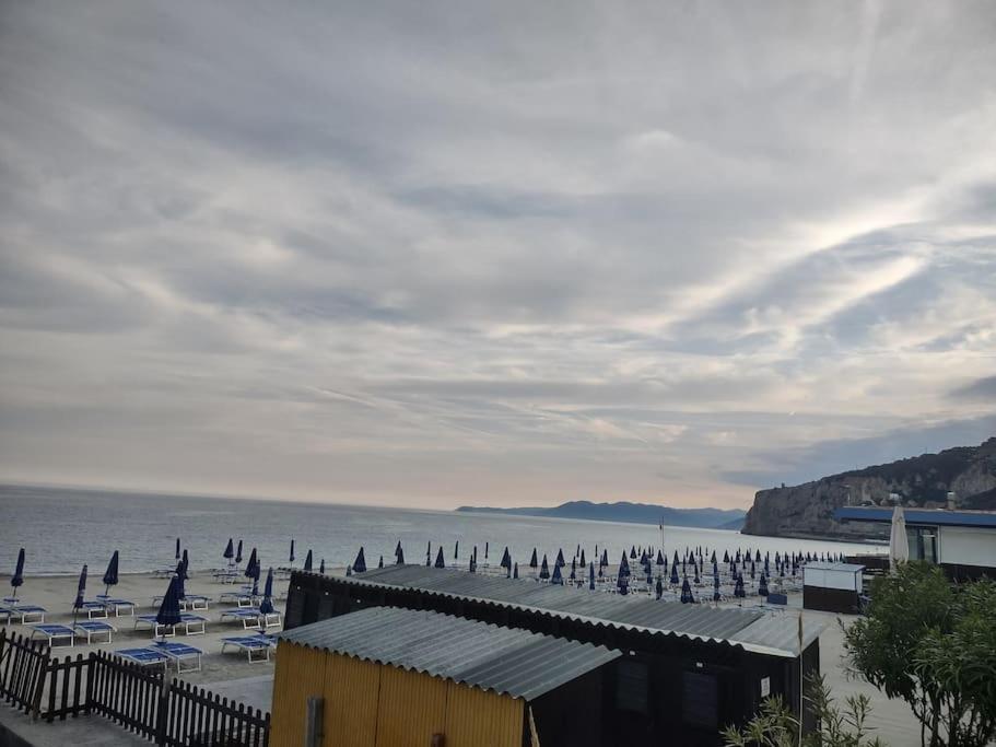 Silver Sands Finale Ligure - Traditional Apartment - 4 Beds & Terrace By The Beach Extérieur photo